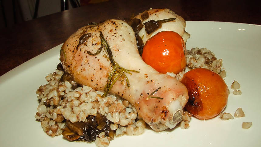Гречневая каша с курицей и соусом из белых грибов