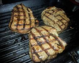 Liellopu mini-steiku tornītis, gatavots uz grila