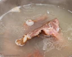 Zirņu zupa ar žāvētu gaļu