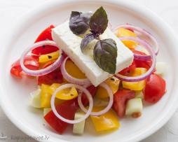 Grieķu salāti (χωριάτικη σαλάτα)
