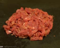 Liellopa gaļa ar sezamu